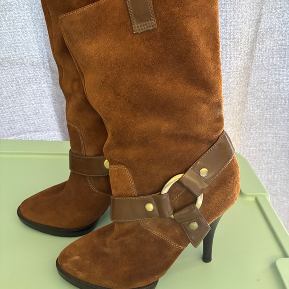New BCBG Taupe brown tan Suede Slouch mid  HighHeeled Boots Y2K style 7.5 - Picture 10 of 16